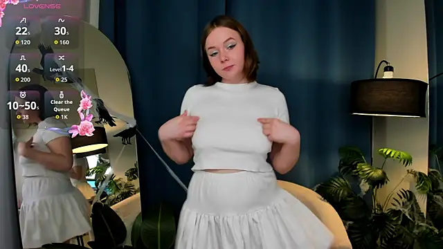 Snapshot of Sophi_X chatting on 28, 10, 2025 Sophi X online show from 28, 10, 2025