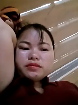 Snapshot of emly-xinh18 chatting on 8, 10, 2025 emly-xinh18 online show from 8, 10, 2025