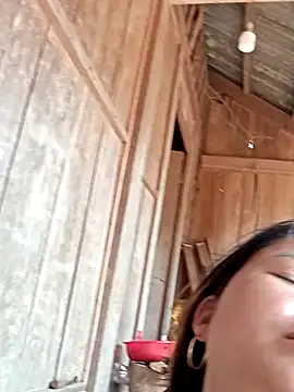 Snapshot of emly-xinh18 chatting on 13, 10, 2025 emly-xinh18 online show from 13, 10, 2025