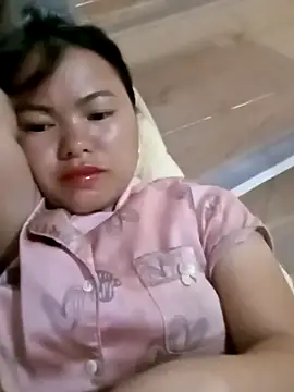 Snapshot of emly-xinh18 chatting on 31, 10, 2025 emly-xinh18 online show from 31, 10, 2025