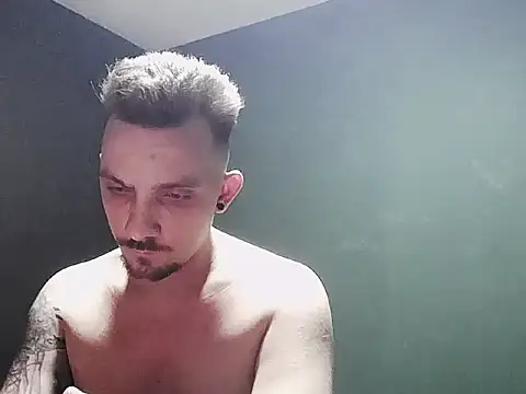 Snapshot of guesswhatbitch chatting on 4, 10, 2025 guesswhatbitch online show from 4, 10, 2025