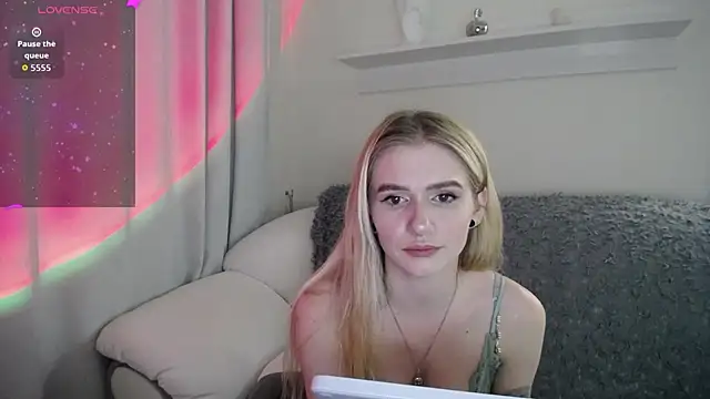 Snapshot of Ange_Lus chatting on 12, 10, 2025 Ange Lus online show from 12, 10, 2025