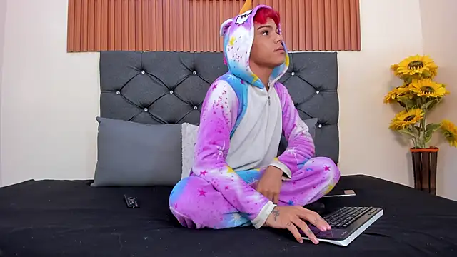 Snapshot of enzo_carter chatting on 23, 9, 2025 enzo carter online show from 23, 9, 2025