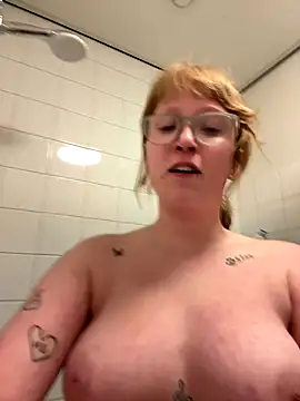 Snapshot of roxybliss3 chatting on 17, 12, 2025 roxybliss3 online show from 17, 12, 2025