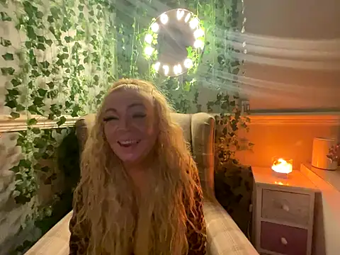 Snapshot of BonnyDesire chatting on 2, 10, 2025 BonnyDesire online show from 2, 10, 2025