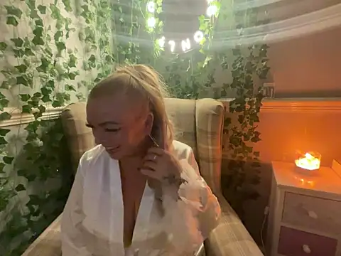 Snapshot of BonnyDesire chatting on 21, 10, 2025 BonnyDesire online show from 21, 10, 2025