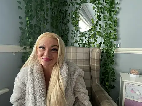 Snapshot of BonnyDesire chatting on 25, 10, 2025 BonnyDesire online show from 25, 10, 2025