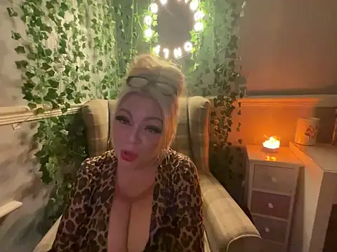 Snapshot of BonnyDesire chatting on 27, 10, 2025 BonnyDesire online show from 27, 10, 2025