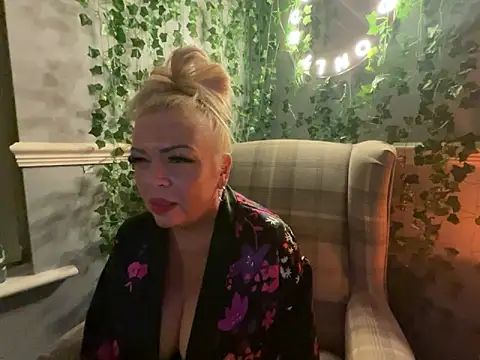 Snapshot of BonnyDesire chatting on 29, 10, 2025 BonnyDesire online show from 29, 10, 2025