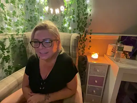 Snapshot of BonnyDesire chatting on 10, 11, 2025 BonnyDesire online show from 10, 11, 2025