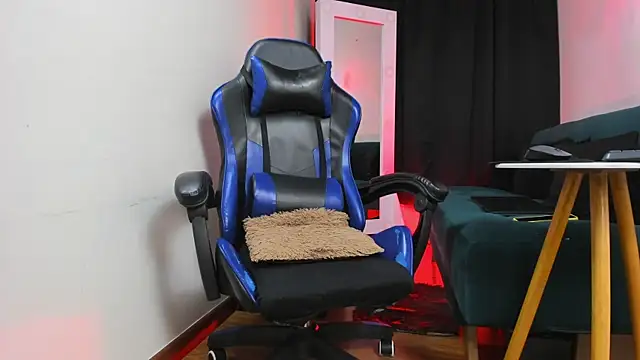 Charliejones  online show from 18, 11, 2025