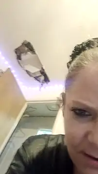 Snapshot of curvybabe88 chatting on 28, 11, 2025 curvybabe88 online show from 28, 11, 2025