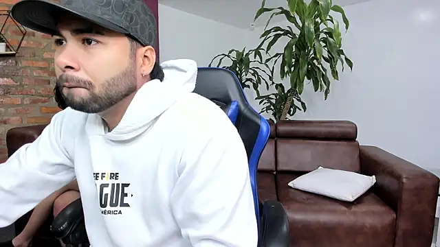 Snapshot of Hot_Threesomee chatting on 3, 10, 2025 Hot Threesomee online show from 3, 10, 2025