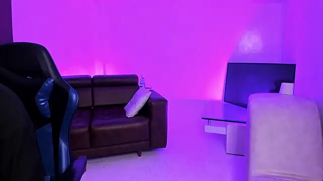 Snapshot of Hot_Threesomee chatting on 4, 10, 2025 Hot Threesomee online show from 4, 10, 2025