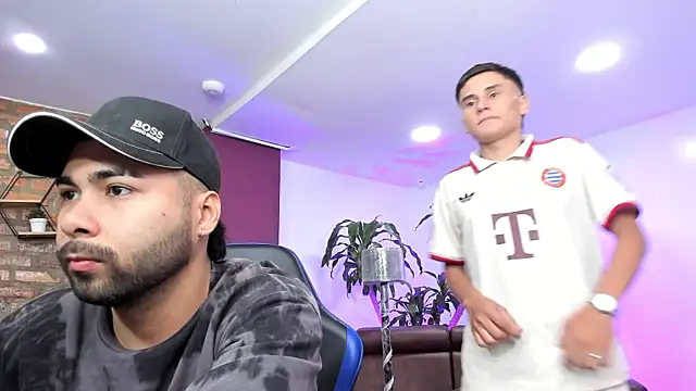 Snapshot of Hot_Threesomee chatting on 9, 10, 2025 Hot Threesomee online show from 9, 10, 2025