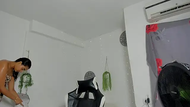 Snapshot of Dakota_x18 chatting on 8, 11, 2025 Dakota x18 online show from 8, 11, 2025