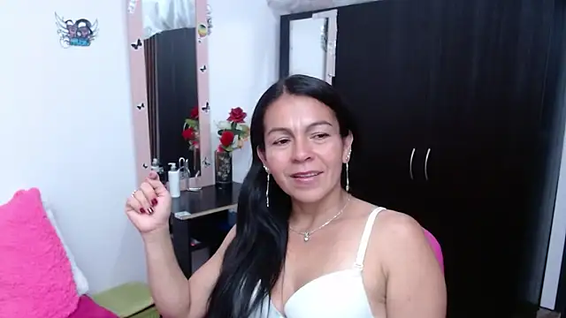 Snapshot of camilavargas_ chatting on 12, 10, 2025 camilavargas online show from 12, 10, 2025