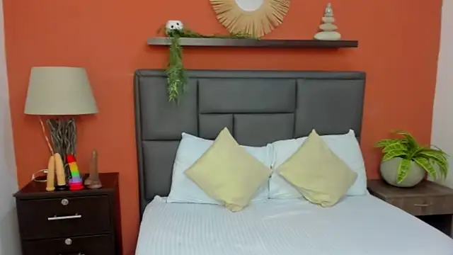 Snapshot of molly_lovee_ chatting on 2, 10, 2025 molly lovee online show from 2, 10, 2025