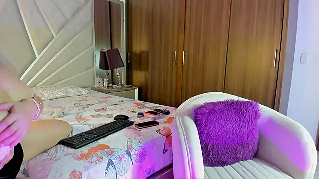 Snapshot of LiaRusselll_ chatting on 27, 9, 2025 LiaRusselll online show from 27, 9, 2025