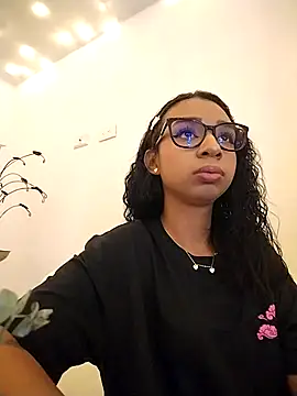 Snapshot of Suzanelee1 chatting on 4, 10, 2025 Suzanelee1 online show from 4, 10, 2025