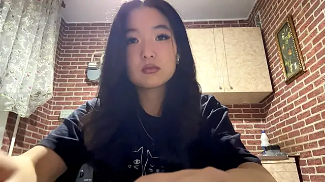 EmmaLeexth online show from 8, 11, 2025