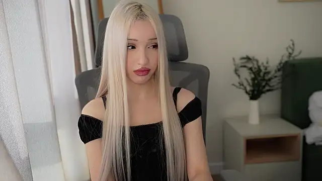 Snapshot of Laura_Obsidian chatting on 8, 11, 2025 Laura Obsidian online show from 8, 11, 2025