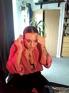 laradoom online show from 4, 11, 2025