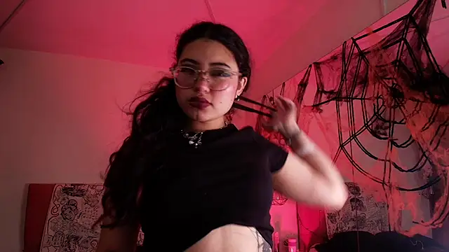 Snapshot of SabrinaV_ chatting on 22, 10, 2025 SabrinaV online show from 22, 10, 2025