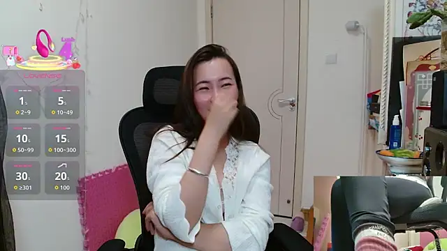 Snapshot of sallycui chatting on 6, 11, 2025 sallycui online show from 6, 11, 2025