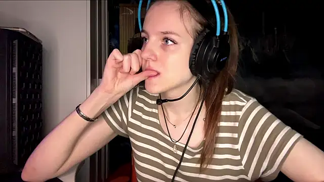 Elira Breeze online show from 6, 11, 2025