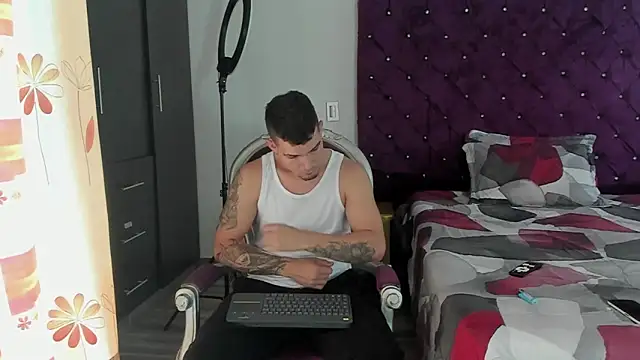 Snapshot of BooyHott_ chatting on 10, 10, 2025 BooyHott online show from 10, 10, 2025