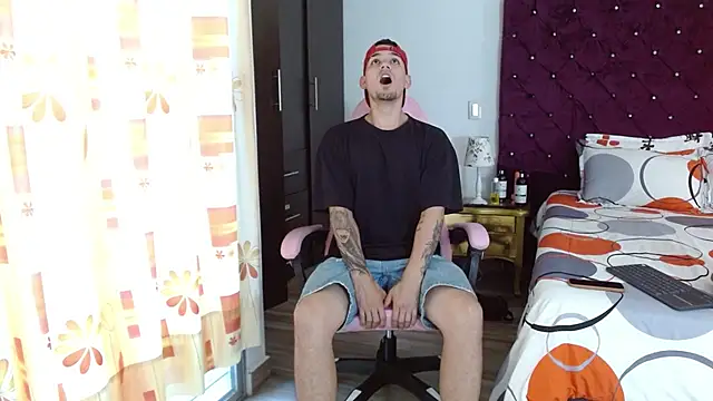 Snapshot of BooyHott_ chatting on 24, 10, 2025 BooyHott online show from 24, 10, 2025