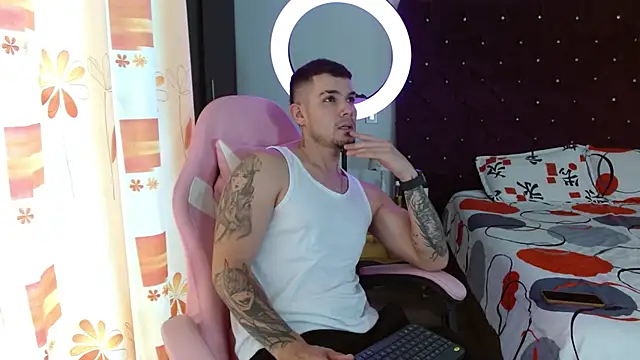 Snapshot of BooyHott_ chatting on 31, 10, 2025 BooyHott online show from 31, 10, 2025