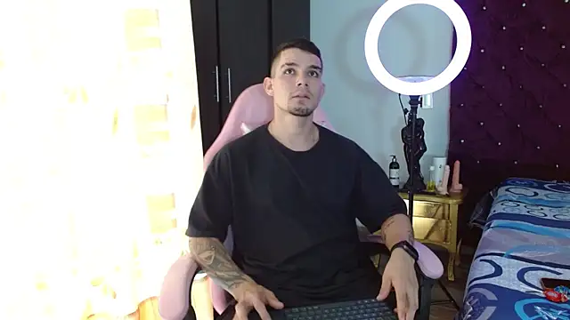 Snapshot of BooyHott_ chatting on 4, 11, 2025 BooyHott online show from 4, 11, 2025