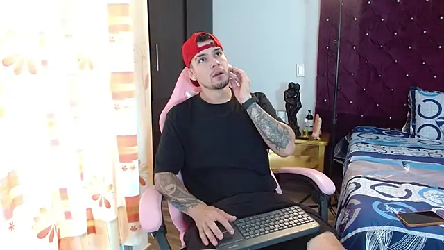 Snapshot of BooyHott_ chatting on 7, 11, 2025 BooyHott online show from 7, 11, 2025