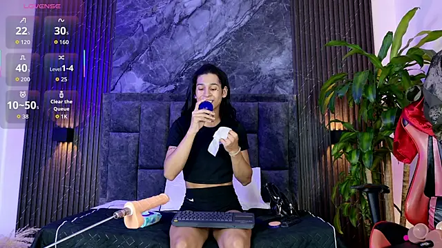 Snapshot of Suzie_cox chatting on 4, 11, 2025 Suzie cox online show from 4, 11, 2025