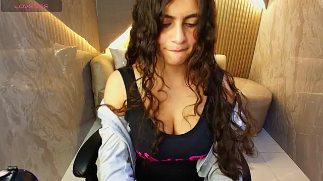 Snapshot of dany_r_ chatting on 18, 10, 2025 dany r online show from 18, 10, 2025