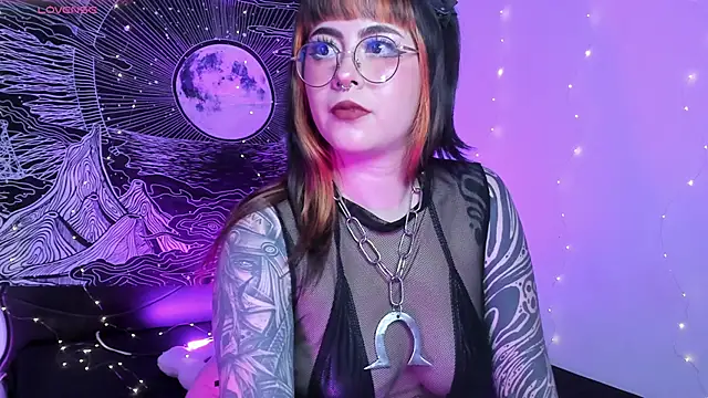 Snapshot of Hallucigenia_ chatting on 7, 11, 2025 Hallucigenia online show from 7, 11, 2025