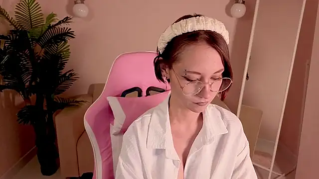 Snapshot of prettiestwinsor chatting on 25, 10, 2025 prettiestwinsor online show from 25, 10, 2025