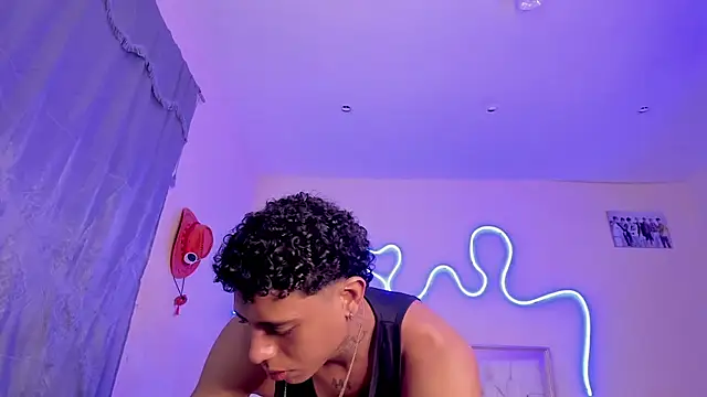 Snapshot of Glader31 chatting on 28, 10, 2025 Glader31 online show from 28, 10, 2025