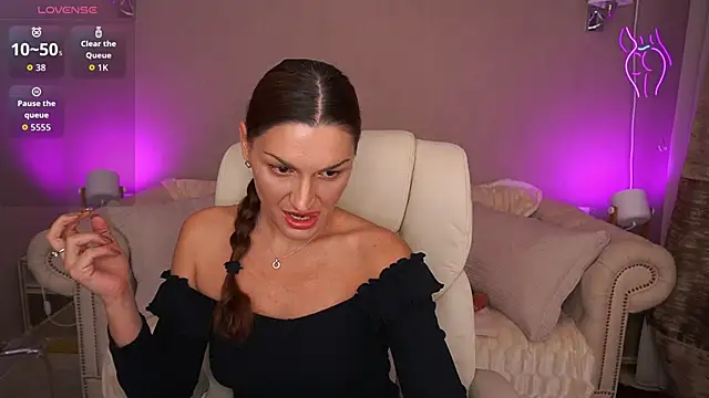 Snapshot of EllaGoldenn chatting on 1, 10, 2025 EllaGoldenn online show from 1, 10, 2025