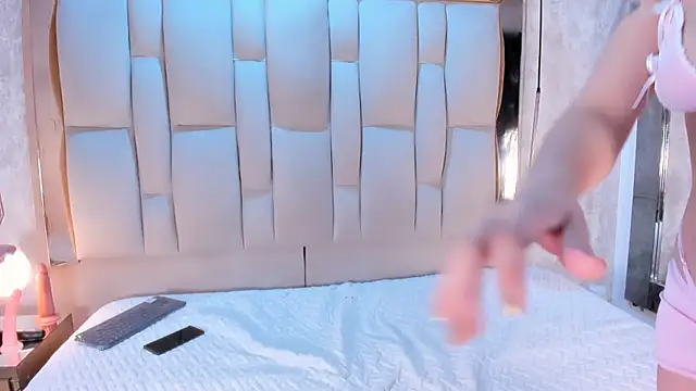 VictoriaGrant online show from 4, 10, 2025