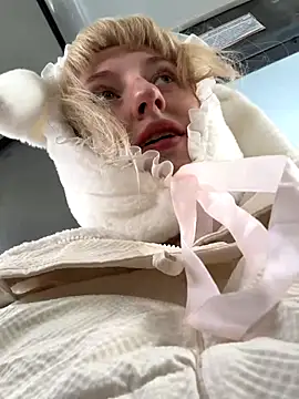 Snapshot of RonnieKiss chatting on 4, 10, 2025 RonnieKiss online show from 4, 10, 2025