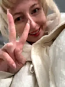 Snapshot of RonnieKiss chatting on 5, 10, 2025 RonnieKiss online show from 5, 10, 2025