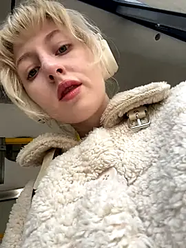 Snapshot of RonnieKiss chatting on 23, 10, 2025 RonnieKiss online show from 23, 10, 2025