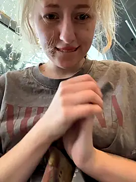 Snapshot of RonnieKiss chatting on 4, 11, 2025 RonnieKiss online show from 4, 11, 2025