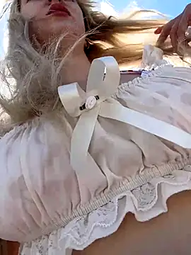 Snapshot of RonnieKiss chatting on 15, 11, 2025 RonnieKiss online show from 15, 11, 2025