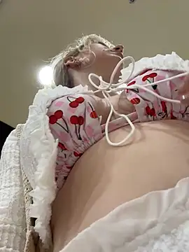 Snapshot of RonnieKiss chatting on 16, 11, 2025 RonnieKiss online show from 16, 11, 2025