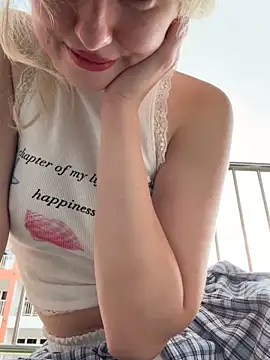 Snapshot of RonnieKiss chatting on 5, 12, 2025 RonnieKiss online show from 5, 12, 2025