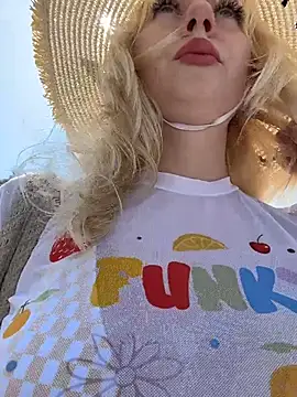 Snapshot of RonnieKiss chatting on 7, 2, 2026 RonnieKiss online show from 7, 2, 2026